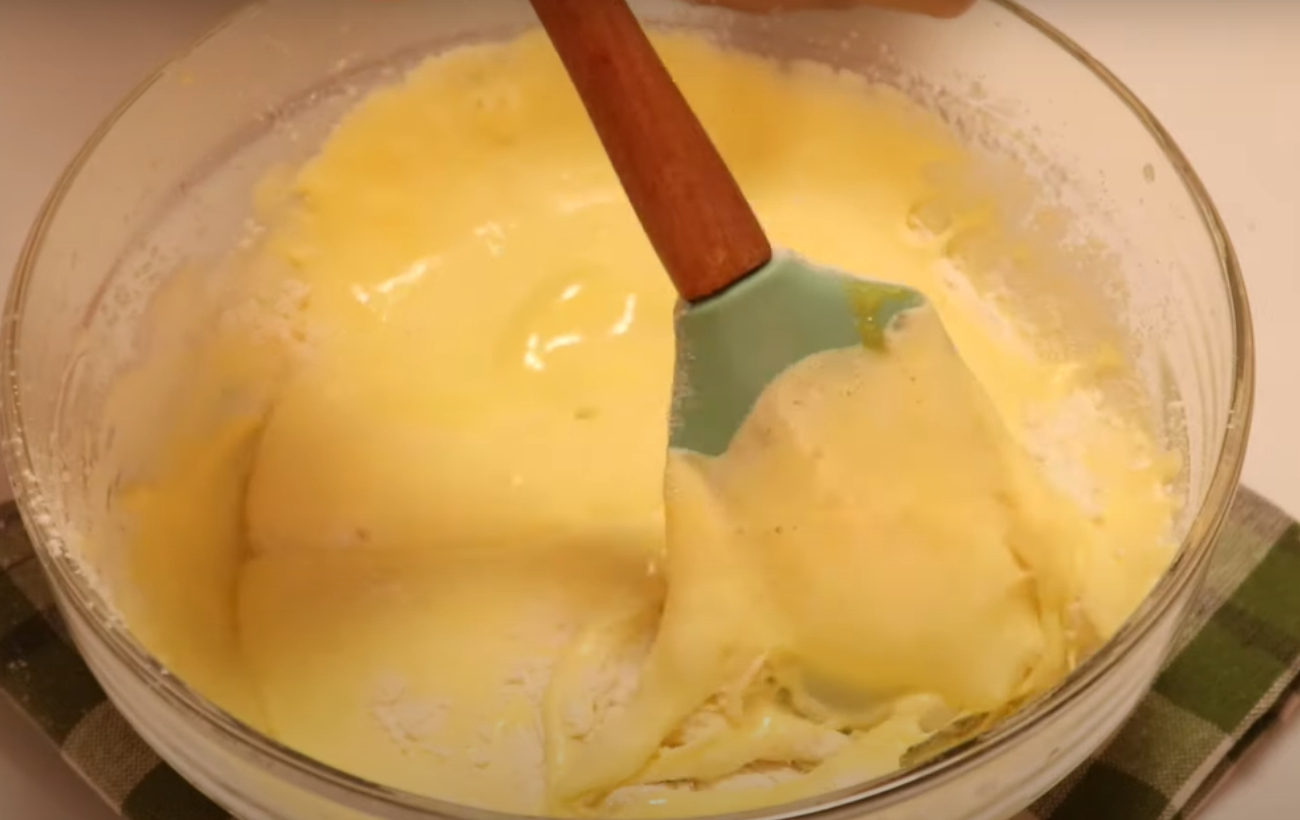 Ароматный десерт за 20 минут: рецепт вкуснейшего яблочного рулета